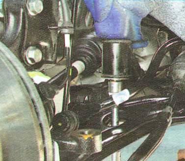 Выверните с правой и левой стороны поперечины передние