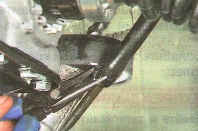 Ослабьте хомут крепления шланга к трубопроводу насоса 