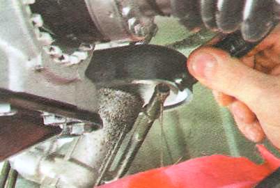 И отсоедините шланг.