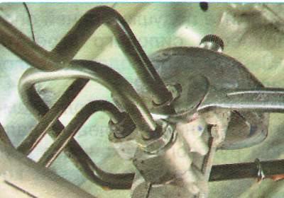 Отверните гайку крепления гидравлического трубопровода к корпусу распределителя 