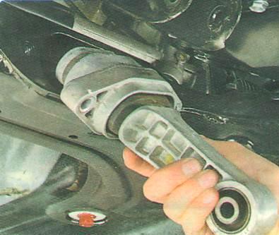 Снимите подушку задней опоры подвески силового агрегата