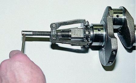 Съемником стягиваем шестерню с коленчатого вала