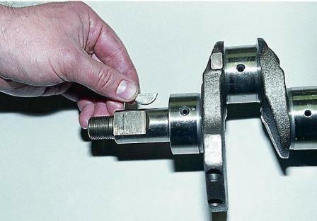 Отверткой поддеваем и вынимаем из паза сегментную шпонку