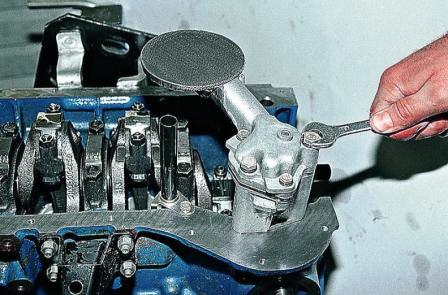 Ключом «на 13» отворачиваем два болта крепления масляного насоса