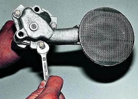 Ключом «на 10» отворачиваем три болта крепления и снимаем с насоса патрубок