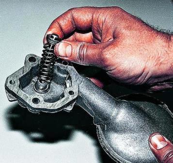 Извлекаем из патрубка редукционный клапан с пружиной