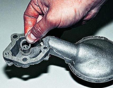 Извлекаем упорную шайбу