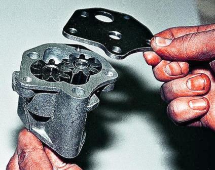 Снимаем с насоса крышку