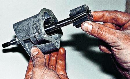 Вынимаем из корпуса ведущую шестерню