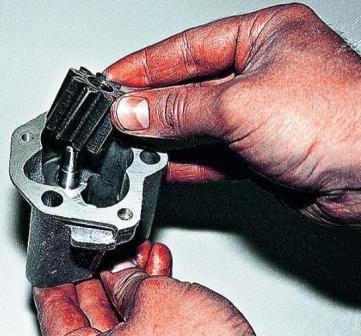 Вынимаем из корпуса ведущую шестерню