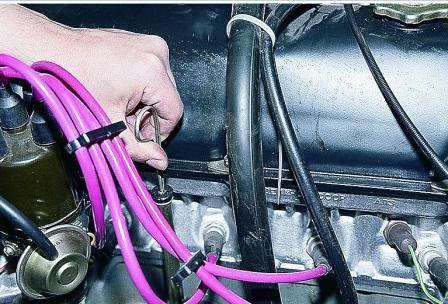 Вынимаем указатель уровня масла 