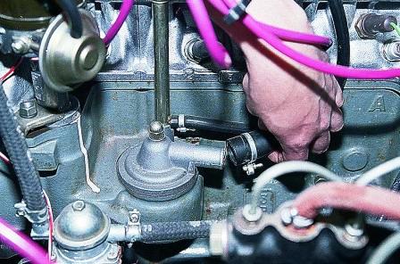 Ослабив хомуты, отсоединяем большой шланг