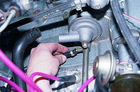 Ослабив хомуты, отсоединяем малый шланг