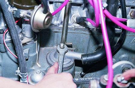 Ключом «на 13» отворачиваем гайку крепления крышки сапуна