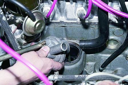 Снимаем крышку сапуна