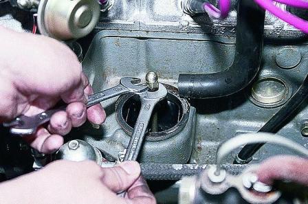 Затягиваем две гайки М8 на шпильке и ключом «на 13» отворачиваем ее