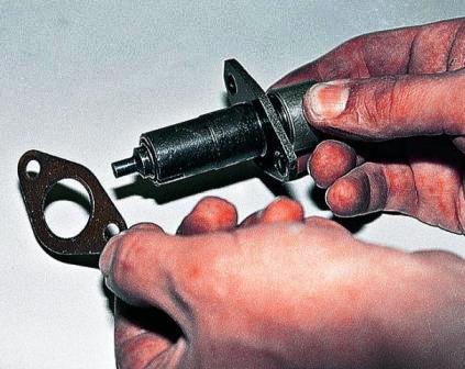 снимаем с него уплотнительную прокладку