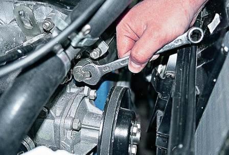 ослабляем затяжку колпачковой гайки – «разряжаем» натяжитель – и вновь затягиваем гайку.