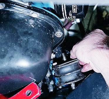 Домкратом приподнимаем двигатель и вынимаем подушку опоры