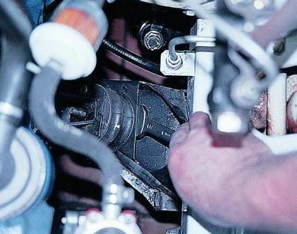 Гайку нижнего крепления подушки наживляем рукой через полость в верхней части поперечины 