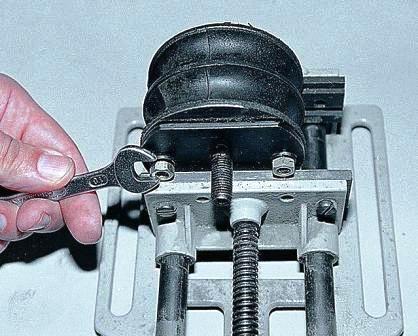 ключом «на 10» отворачиваем две гайки крепления пластины подушки