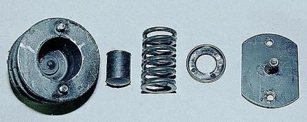 Снимаем пластину и вынимаем остальные детали подушки.