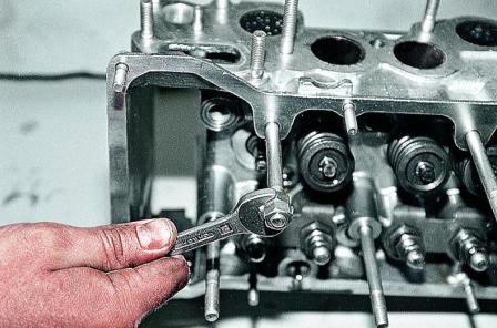 для удобного доступа к крайним клапанам ключом «на 13» отворачиваем две крайние шпильки