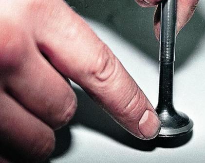 Притирку клапана продолжаем до появления ровного матового ободка на седле и фаске тарелки клапана