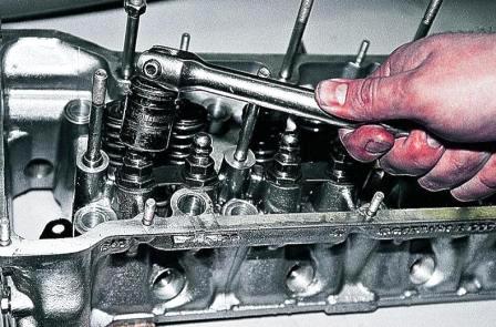 Головкой «на 21» отворачиваем втулку