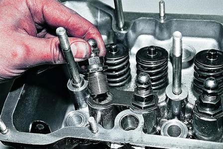 снимаем ее вместе с регулировочным болтом и контргайкой