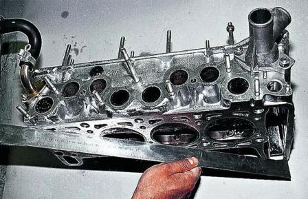 Металлической линейкой проверяем привалочную плоскость головки блока цилиндров