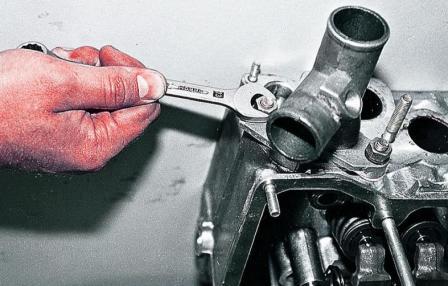 Ключом «на 13» отворачиваем две гайки крепления двойного патрубка