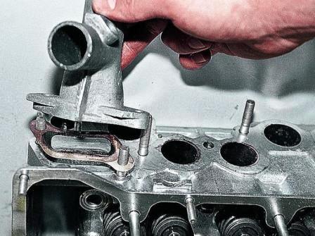 снимаем его с головки блока