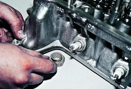 При разборке клапанного механизма подкладываем под тарелку демонтируемого клапана упор 