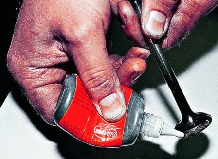 Наносим на тарелку клапана притирочную пасту