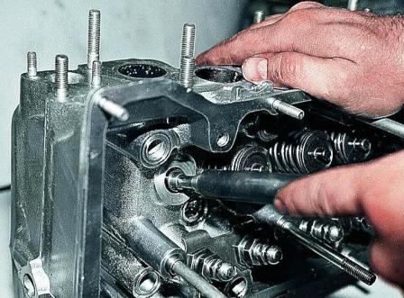 Прижимая тарелку клапана к седлу, поворачиваем его поочередно то в одну, то в другую стороны