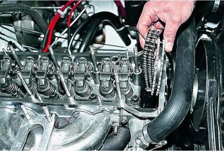 Снимаем цепь со звездочки распределительного вала