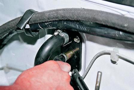 Отсоединяем подводящий шланг от трубы радиатора отопителя