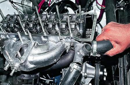 Снимаем шланги с двух патрубков головки блока цилиндров