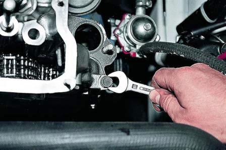 Ключом «на 13» отворачиваем болт крепления головки блока цилиндров около распределителя зажигания