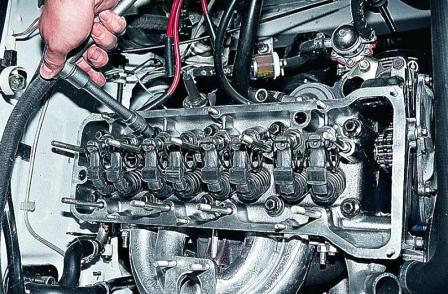 Головкой «на 12» отворачиваем десять болтов крепления головки к блоку цилиндров