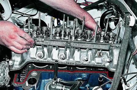 Снимаем головку блока цилиндров в сборе с коллекторами