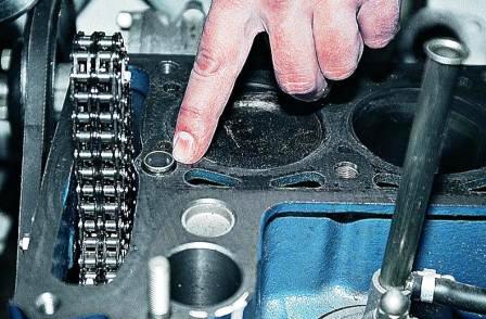 Для центровки прокладки и головки в блоке установлены две втулки