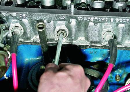 вставляем между поршнем и тарелкой клапана (на котором меняем колпачок) пруток из мягкого металла 