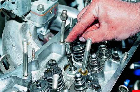 надеваем на стержень клапана пластиковую втулку