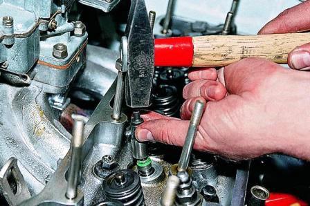 Пинцетом снимаем пластиковую втулку и через оправку напрессовываем колпачок на направляющую втулку