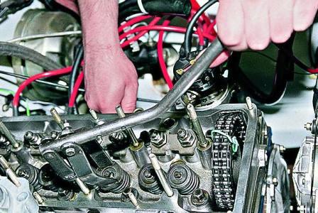 Замена маслоотражательных колпачков механизма газораспределения ВАЗ-2107