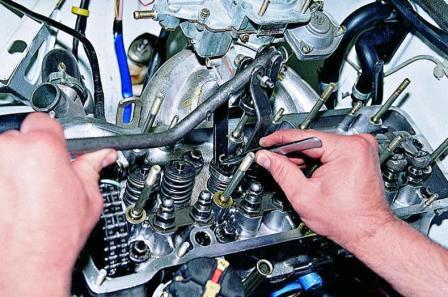 Сжимаем рассухаривателем пружины клапана и пинцетом извлекаем сухари