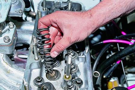 снимаем наружную и внутреннюю пружины