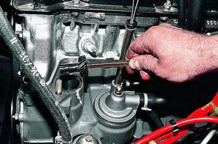 Потянув за оправку, извлекаем шестерню из блока цилиндров